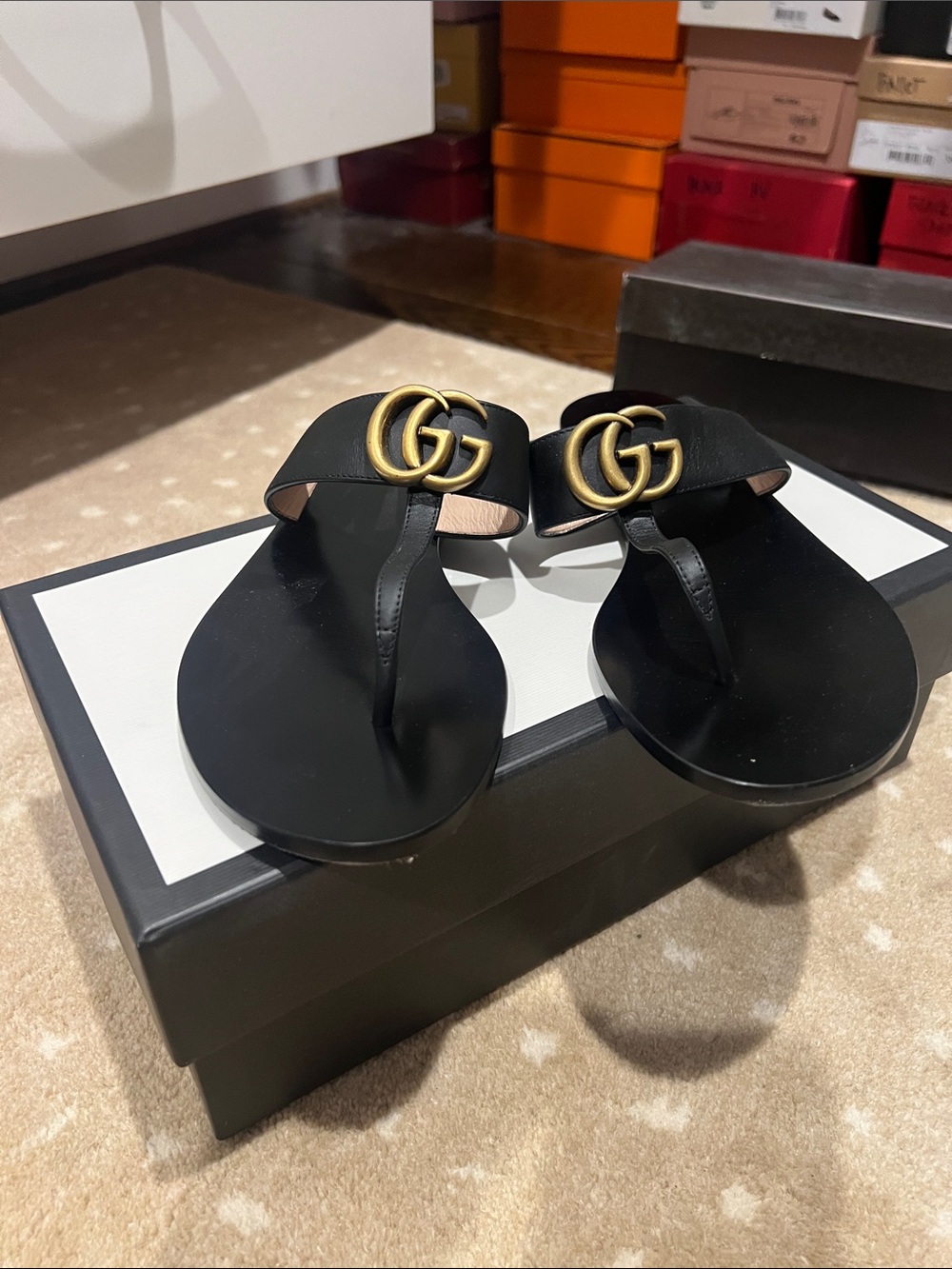 Gucci black flip flop 38, like new
